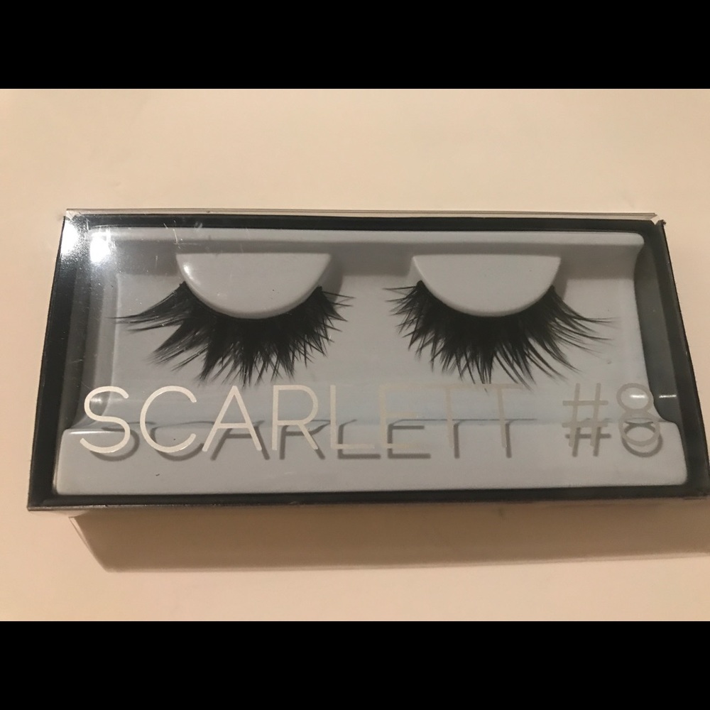 HUDA BEAUTY Scarlett #8 lashes